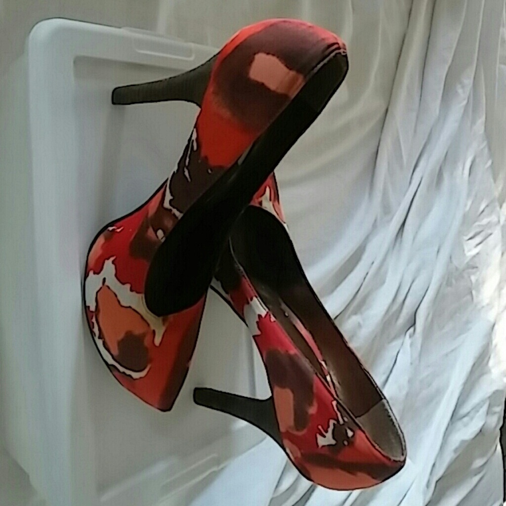 Carlos Santana multi-colored signature print heels